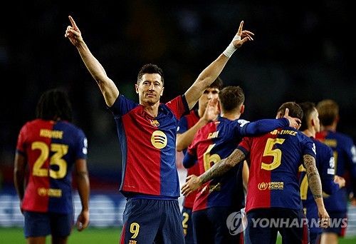 레반도프스키가 27일 스페인 바르셀로나의 에스타디 올림픽 류이스 콤파니스에서 열린 브레스트전에서 대기록을 달성했다.그는 이날 첫 골인 페널티킥을 성공시키며 챔피언스리그 통산 100호 골 고지에 올랐다. 이는 125경기 만에 터진 100골이며 총 37개 팀을 상대로 득점했다.&nbsp;연합뉴스