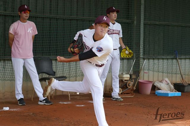 키움 투수 손현기는 지난 6일부터 대만 가오슝에서 열린 구단 루키캠프에 참가해 구슬땀을 흘리고 있다. 프로의 벽을 실감한 쓰라린 첫 시즌을 뒤로하고 2년 차 도약을 다짐했다. 키움 히어로즈