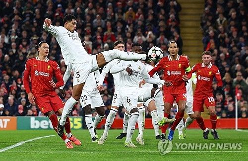리버풀이 28일(한국시간) 영국 리버풀에 있는 안필드에서 열린 레알 마드리드(스페인)와의 2024-2025시즌 유럽축구연맹(UEFA) 챔피언스리그 리그 페이즈 5차전에서 2-0으로 승리했다.&nbsp; 음바페와 모하메드 살라가 모두 페널티킥을 실축했지만, 리버풀이 2골을 만들면서 레알을 홈에서 잡았다. 지난 2009년 챔피언스리그 조별리그에서 승리한 뒤 15년 만에 레알 상대 홈 승리를 따냈다.&nbsp;연합뉴스
