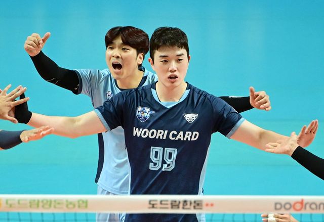 남자 프로배구 우리카드가 27일 서울 장충체육관에서 열린 프로배구 도드람 2024-2025 V리그 남자부 2라운드 KB손해보험과의 홈 경기에서 세트 스코어 3-1로 이겼다.&nbsp;사진 한국배구연맹