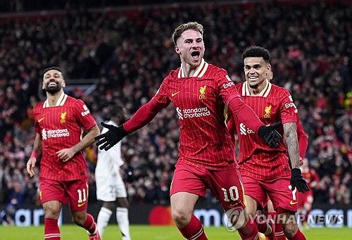 리버풀이 28일(한국시간) 영국 리버풀에 있는 안필드에서 열린 레알 마드리드(스페인)와의 2024-2025시즌 유럽축구연맹(UEFA) 챔피언스리그 리그 페이즈 5차전에서 2-0으로 승리했다.&nbsp; 음바페와 모하메드 살라가 모두 페널티킥을 실축했지만, 리버풀이 2골을 만들면서 레알을 홈에서 잡았다. 지난 2009년 챔피언스리그 조별리그에서 승리한 뒤 15년 만에 레알 상대 홈 승리를 따냈다.&nbsp;연합뉴스
