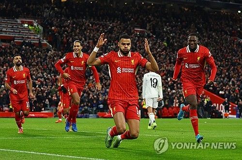 리버풀이 28일(한국시간) 영국 리버풀에 있는 안필드에서 열린 레알 마드리드(스페인)와의 2024-2025시즌 유럽축구연맹(UEFA) 챔피언스리그 리그 페이즈 5차전에서 2-0으로 승리했다.&nbsp; 음바페와 모하메드 살라가 모두 페널티킥을 실축했지만, 리버풀이 2골을 만들면서 레알을 홈에서 잡았다. 지난 2009년 챔피언스리그 조별리그에서 승리한 뒤 15년 만에 레알 상대 홈 승리를 따냈다.&nbsp;연합뉴스