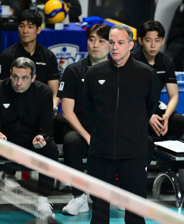 마우리시오 파에스 감독이 이끄는 남자 프로배구 우리카드가 27일 서울 장충체육관에서 열린 프로배구 도드람 2024-2025 V리그 남자부 2라운드 KB손해보험과의 홈 경기에서 세트 스코어 3-1로 이겼다.&nbsp;사진 한국배구연맹