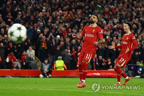 리버풀이 28일(한국시간) 영국 리버풀에 있는 안필드에서 열린 레알 마드리드(스페인)와의 2024-2025시즌 유럽축구연맹(UEFA) 챔피언스리그 리그 페이즈 5차전에서 2-0으로 승리했다.&nbsp; 음바페와 모하메드 살라가 모두 페널티킥을 실축했지만, 리버풀이 2골을 만들면서 레알을 홈에서 잡았다. 지난 2009년 챔피언스리그 조별리그에서 승리한 뒤 15년 만에 레알 상대 홈 승리를 따냈다.&nbsp;연합뉴스