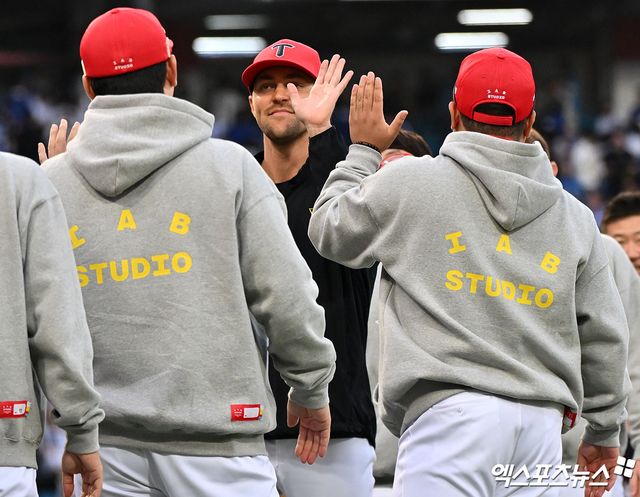 26일 오후 대구삼성라이온즈파크에서 열린 '2024 신한 SOL Bank KBO 한국시리즈' KIA 타이거즈와 삼성 라이온즈의 4차전 경기, KIA가 김태군의 만루 홈런에 힘입어 삼성에 9:2로 승리하며 통합우승까지 1승만을 남겨뒀다. 이날 경기에서 승리한 KIA 선수들이 기뻐하고 있다. 엑스포츠뉴스 DB