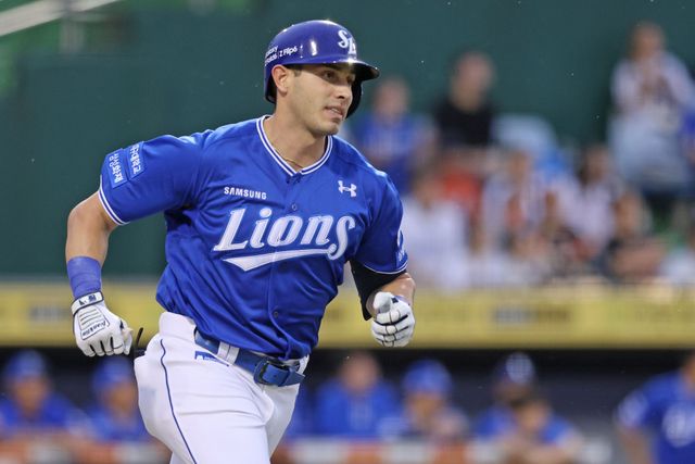 올해 삼성 라이온즈에서 뛰었던 루벤 카데나스가 정규시즌 경기에서 안타를 친 뒤 1루로 달려 나가고 있다. 카데나스는 2025시즌 카디네스라는 등록명으로 키움 히어로즈에서 뛸 예정이다. 삼성 라이온즈