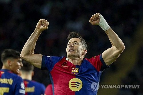 레반도프스키가 27일 스페인 바르셀로나의 에스타디 올림픽 류이스 콤파니스에서 열린 브레스트전에서 대기록을 달성했다.그는 이날 첫 골인 페널티킥을 성공시키며 챔피언스리그 통산 100호 골 고지에 올랐다. 이는 125경기 만에 터진 100골이며 총 37개 팀을 상대로 득점했다.&nbsp;연합뉴스