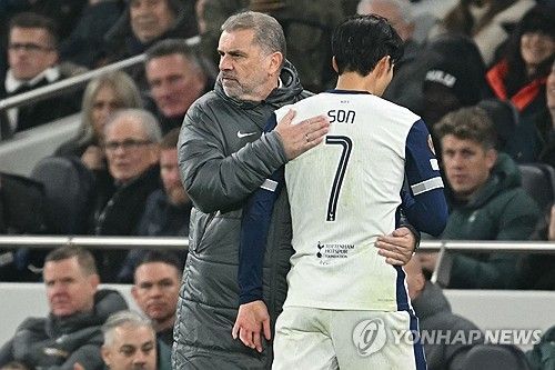 손흥민은 29일 영국 런던의 토트넘 홋스퍼 스타디움에서 끝난 2024-2025 유럽축구연맹(UEFA) 유로파리그 리그 페이즈 5차전 AS로마와의 홈 경기에서 전반 5분 페널티킥을 차 넣어 이번 시즌 4호골을 달성했다. 손흥민이 골을 터트리기는 지난 10월19일 애스턴 빌라와의 프리미어리그 홈 경기 이후 한 달 열흘 만이다. UEFA 클럽대항전에서 득점하기는 2022년 10월12일 UEFA 쳄피언스리그 아인트라흐트 프랑크푸르크와의 홈 경기 이후 2년 1개월 17일 만이다. 토트넘은 이날 2-2로 비겼다. 연합뉴스 