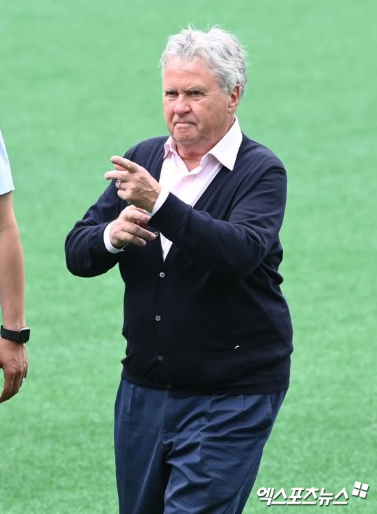 네덜란드 매체 푸트발 프리미우르가 지난 27일(한국시간) 히딩크 감독이 맨유 시절 텐 하흐의 행보에 대해 놀랐다며 잉글랜드에서의 커리어가 끝났다고 발언한 걸 전했다.&nbsp;엑스포츠뉴스DB