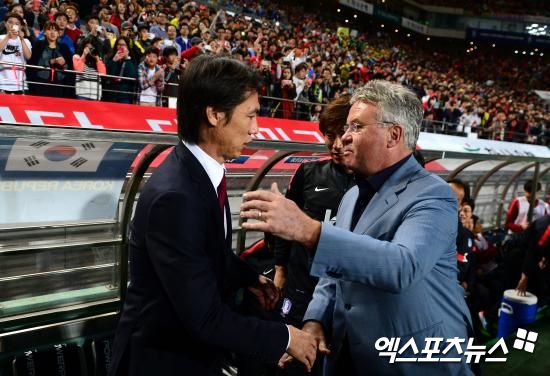 네덜란드 매체 푸트발 프리미우르가 지난 27일(한국시간) 히딩크 감독이 맨유 시절 텐 하흐의 행보에 대해 놀랐다며 잉글랜드에서의 커리어가 끝났다고 발언한 걸 전했다.&nbsp;엑스포츠뉴스DB