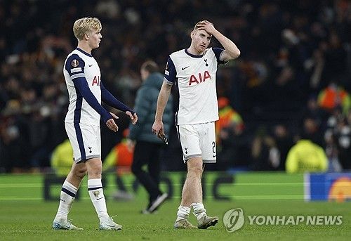 손흥민은 29일 영국 런던의 토트넘 홋스퍼 스타디움에서 끝난 2024-2025 유럽축구연맹(UEFA) 유로파리그 리그 페이즈 5차전 AS로마와의 홈 경기에서 전반 5분 페널티킥을 차 넣어 이번 시즌 4호골을 달성했다. 손흥민이 골을 터트리기는 지난 10월19일 애스턴 빌라와의 프리미어리그 홈 경기 이후 한 달 열흘 만이다. UEFA 클럽대항전에서 득점하기는 2022년 10월12일 UEFA 쳄피언스리그 아인트라흐트 프랑크푸르크와의 홈 경기 이후 2년 1개월 17일 만이다. 토트넘은 이날 2-2로 비겼다. 연합뉴스 