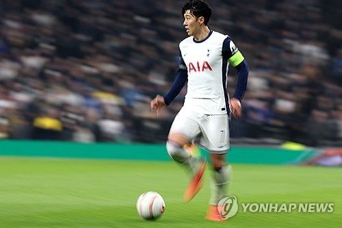 손흥민은 29일 영국 런던의 토트넘 홋스퍼 스타디움에서 끝난 2024-2025 유럽축구연맹(UEFA) 유로파리그 리그 페이즈 5차전 AS로마와의 홈 경기에서 전반 5분 페널티킥을 차 넣어 이번 시즌 4호골을 달성했다. 손흥민이 골을 터트리기는 지난 10월19일 애스턴 빌라와의 프리미어리그 홈 경기 이후 한 달 열흘 만이다. UEFA 클럽대항전에서 득점하기는 2022년 10월12일 UEFA 쳄피언스리그 아인트라흐트 프랑크푸르크와의 홈 경기 이후 2년 1개월 17일 만이다. 토트넘은 이날 2-2로 비겼다. 연합뉴스 