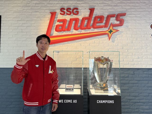 SSG는 28일 나경민 코치와 계약을 체결했다. 구단은 1991년생으로 젊고 경험 많은 나 코치를 영입해 선수단과 코치진 간의 소통 강화에 나섰다. SSG 랜더스