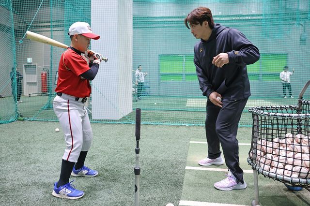 지난 27일 현대자동차그룹 정의선 회장이 KIA 타이거즈의 12번째 우승을 축하하는 축승연 자리가 광주 남구 소재 광주실감콘텐츠큐브에서 열렸다. 사전 행사로 27일 오후 광주-기아 챔피언스 필드에서 아마추어 야구 발전을 위한 유소년 야구 클리닉 야구 꿈나무 코칭 클래스가 진행됐다. 구단 연고지인 광주를 포함한 호남지역 13개 초등학교가 참가한 이번 행사에서 선수단주장 나성범을 비롯해 이우성, 윤영철 등 11명의 선수가 유소년 선수들을 직접 지도했다. KIA 타이거즈