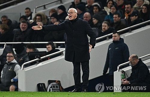 손흥민은 29일 영국 런던의 토트넘 홋스퍼 스타디움에서 끝난 2024-2025 유럽축구연맹(UEFA) 유로파리그 리그 페이즈 5차전 AS로마와의 홈 경기에서 전반 5분 페널티킥을 차 넣어 이번 시즌 4호골을 달성했다. 손흥민이 골을 터트리기는 지난 10월19일 애스턴 빌라와의 프리미어리그 홈 경기 이후 한 달 열흘 만이다. UEFA 클럽대항전에서 득점하기는 2022년 10월12일 UEFA 쳄피언스리그 아인트라흐트 프랑크푸르크와의 홈 경기 이후 2년 1개월 17일 만이다. 토트넘은 이날 2-2로 비겼다. 연합뉴스 