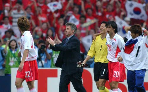 네덜란드 매체 푸트발 프리미우르가 지난 27일(한국시간) 히딩크 감독이 맨유 시절 텐 하흐의 행보에 대해 놀랐다며 잉글랜드에서의 커리어가 끝났다고 발언한 걸 전했다.&nbsp;연합뉴스