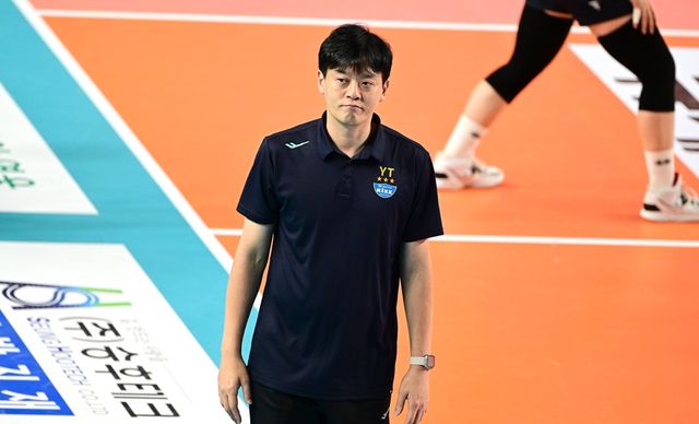 이영택 감독이 이끄는 여자 프로배구 GS칼텍스가 28일 서울 장충체육관에서 열린 프로배구 도드람 2024-2025 V리그 여자부 2라운드 흥국생명과의 홈 경기에서 세트 스코어 1-3(25-21 19-25 6-25 13-25)으로 지면서 6연패에 빠졌다. 사진 한국배구연맹