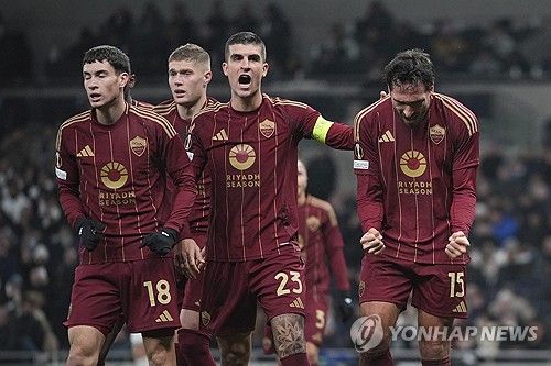 손흥민은 29일 영국 런던의 토트넘 홋스퍼 스타디움에서 끝난 2024-2025 유럽축구연맹(UEFA) 유로파리그 리그 페이즈 5차전 AS로마와의 홈 경기에서 전반 5분 페널티킥을 차 넣어 이번 시즌 4호골을 달성했다. 손흥민이 골을 터트리기는 지난 10월19일 애스턴 빌라와의 프리미어리그 홈 경기 이후 한 달 열흘 만이다. UEFA 클럽대항전에서 득점하기는 2022년 10월12일 UEFA 쳄피언스리그 아인트라흐트 프랑크푸르크와의 홈 경기 이후 2년 1개월 17일 만이다. 토트넘은 이날 2-2로 비겼다. 연합뉴스 