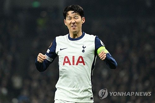손흥민은 29일 영국 런던의 토트넘 홋스퍼 스타디움에서 끝난 2024-2025 유럽축구연맹(UEFA) 유로파리그 리그 페이즈 5차전 AS로마와의 홈 경기에서 전반 5분 페널티킥을 차 넣어 이번 시즌 4호골을 달성했다. 손흥민이 골을 터트리기는 지난 10월19일 애스턴 빌라와의 프리미어리그 홈 경기 이후 한 달 열흘 만이다. UEFA 클럽대항전에서 득점하기는 2022년 10월12일 UEFA 쳄피언스리그 아인트라흐트 프랑크푸르크와의 홈 경기 이후 2년 1개월 17일 만이다. 토트넘은 이날 2-2로 비겼다. 연합뉴스 