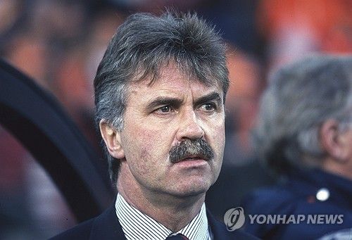 네덜란드 매체 푸트발 프리미우르가 지난 27일(한국시간) 히딩크 감독이 맨유 시절 텐 하흐의 행보에 대해 놀랐다며 잉글랜드에서의 커리어가 끝났다고 발언한 걸 전했다.&nbsp;연합뉴스