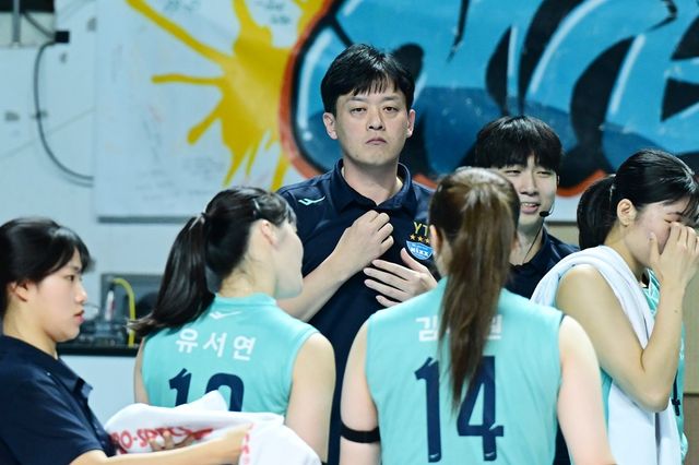 이영택 감독이 이끄는 여자 프로배구 GS칼텍스가 28일 서울 장충체육관에서 열린 프로배구 도드람 2024-2025 V리그 여자부 2라운드 흥국생명과의 홈 경기에서 세트 스코어 1-3(25-21 19-25 6-25 13-25)으로 지면서 6연패에 빠졌다. 사진 한국배구연맹