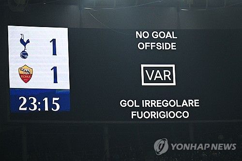 손흥민은 29일 영국 런던의 토트넘 홋스퍼 스타디움에서 끝난 2024-2025 유럽축구연맹(UEFA) 유로파리그 리그 페이즈 5차전 AS로마와의 홈 경기에서 전반 5분 페널티킥을 차 넣어 이번 시즌 4호골을 달성했다. 손흥민이 골을 터트리기는 지난 10월19일 애스턴 빌라와의 프리미어리그 홈 경기 이후 한 달 열흘 만이다. UEFA 클럽대항전에서 득점하기는 2022년 10월12일 UEFA 쳄피언스리그 아인트라흐트 프랑크푸르크와의 홈 경기 이후 2년 1개월 17일 만이다. 토트넘은 이날 2-2로 비겼다. 연합뉴스 