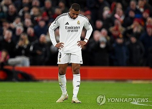 킬리안 음바페가 커리어 대위기를 맞았다. 파리 생제르맹(PSG)에서 레알 마드리드로 이적한 후 극도로 부진하더니 급기야 왕따설에 휘말렸다.&nbsp;비니시우스가 부상으로 빠졌던 리버풀전은 음바페가 자신의 가치를 증명할 절호의 기회이기도 했으나 음바페는 페널티킥을 실축하고 여러차례 기회를 낭비하는 등 부진한 모습으로 팬들에게 실망을 안기고 말았다. 연합뉴스