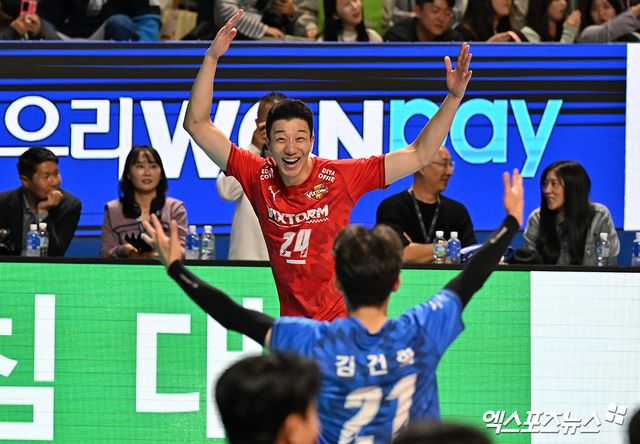 30일 오후 서울 장충체육관에서 열린 ‘도드람 2024-2025 V-리그’ 우리카드와 한국전력의 경기, 한국전력이 우리카드에 세트스코어 3:1(25-21, 25-22, 24-26, 28-26)로 승리하며 개막 3연승을 기록했다. 이날 경기에서 승리한 한국전력 선수들이 기뻐하고 있다. 엑스포츠뉴스 DB