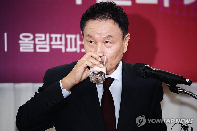 제55대 대한축구협회장 선거 출마를 공식 발표한 허정무 감독(전 대전하나시티즌 이사장)은 29일 보도자료를 통해 정몽규 축구협회장에 대한 비판 성명문을 발표했다. 28일 KBS에 따르면 대한축구협회 고위 관계자는 정몽규 회장이 4선 연임에 도전하겠다는 최종적인 의사를 전달했다고 밝혔다. 연합뉴스