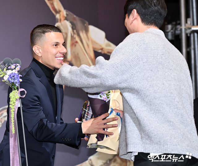  29일 오후 서울 홍은동 스위스그랜드호텔에서 열린 'K리그 대상 시상식'에서 K리그2 MVP를 수상한 FC안양 마테우스가 축하 꽃다발을 받고 있다.&nbsp;홍은동, 김한준 기자