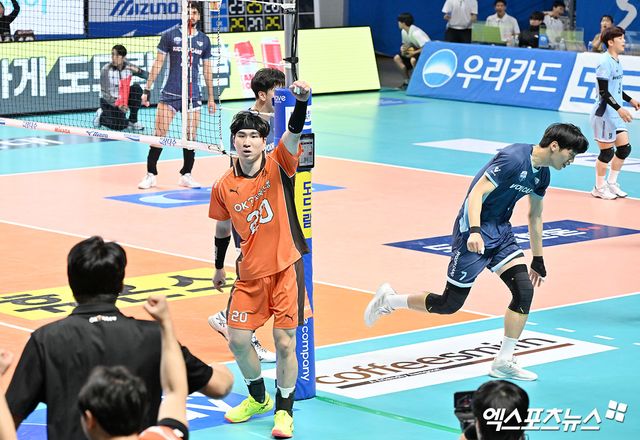 20일 오후 서울 장충체육관에서 열린 ‘도드람 2024-2025 V-리그’ 우리카드와 OK금융그룹의 경기, OK금융그룹이 우리카드에 세트스코어 3:1(25-23 20-25 25-20 25-23)로 승리하며 4연패에서 탈출했다. 이날 경기에서 승리한 OK금융그룹 신호진이 기뻐하고 있다. 엑스포츠뉴스 DB