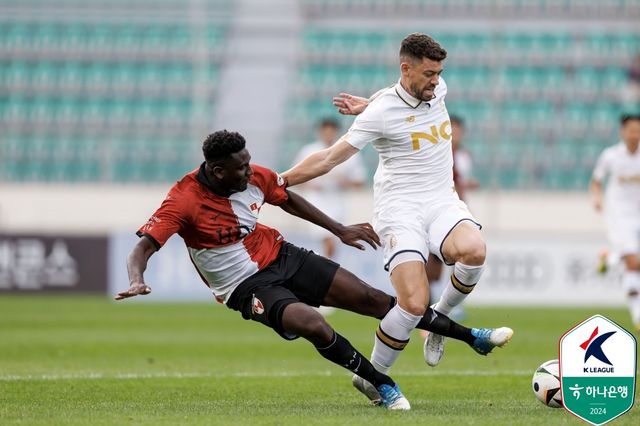 29일 서울 홍은동 스위스 그랜드호텔에서 진행된 ‘하나은행 K리그 2024 시상식’이 열렸다. FC안양이 K리그2 부문 시상식에서 대부분의 자리를 휩쓸며 우승팀의 존재감을 과시했다.&nbsp;한국프로축구연맹