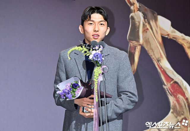 29일 오후 서울 홍은동 스위스그랜드호텔에서 열린 'K리그 대상 시상식'에서 K리그2 영플레이어상을 수상한 서울이랜드FC 서재민이 소감을 말하고 있다. 홍은동, 김한준 기자