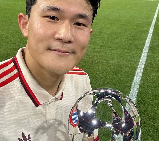 김민재가 2024-2025 유럽축구연맹(UEFA) 챔피언스리그 리그 페이즈 5라운드 직후 선정된 UEFA 공식 홈페이지 및 유럽 축구통계매체 '이주의 팀'에서 전부 센터백으로 이름을 올렸다. 김민재는 UEFA에선 바르셀로나의 17세 수비수 파우 쿠바르시와 함께 센터백 두 명 중 한 명으로 선정됐으며 소파스코어, 후스코어드닷컴에선 보루시아 도르트문트 수비수 발데마르 안톤과 함께 뽑혔다. 김민재는 27일 열린 챔피언스리그 홈경기 파리 생제르맹과의 빅매치에서 헤더골을 넣고 탄탄한 수비를 펼쳐 바이에른 뮌헨의 1-0 승리를 이끌었다. 바이에른 뮌헨