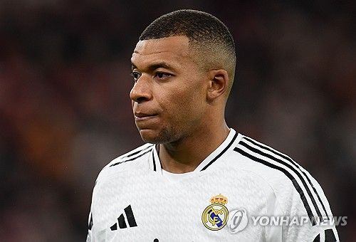 킬리안 음바페가 커리어 대위기를 맞았다. 파리 생제르맹(PSG)에서 레알 마드리드로 이적한 후 극도로 부진하더니 급기야 왕따설에 휘말렸다.&nbsp;비니시우스가 부상으로 빠졌던 리버풀전은 음바페가 자신의 가치를 증명할 절호의 기회이기도 했으나 음바페는 페널티킥을 실축하고 여러차례 기회를 낭비하는 등 부진한 모습으로 팬들에게 실망을 안기고 말았다. 연합뉴스