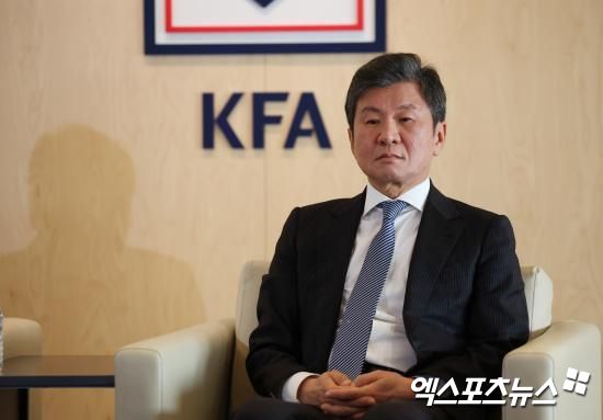 제55대 대한축구협회장 선거 출마를 공식 발표한 허정무 감독(전 대전하나시티즌 이사장)은 29일 보도자료를 통해 정몽규 축구협회장에 대한 비판 성명문을 발표했다. 28일 KBS에 따르면 대한축구협회 고위 관계자는 정몽규 회장이 4선 연임에 도전하겠다는 최종적인 의사를 전달했다고 밝혔다. 엑스포츠뉴스DB