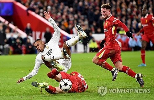 킬리안 음바페가 커리어 대위기를 맞았다. 파리 생제르맹(PSG)에서 레알 마드리드로 이적한 후 극도로 부진하더니 급기야 왕따설에 휘말렸다.&nbsp;비니시우스가 부상으로 빠졌던 리버풀전은 음바페가 자신의 가치를 증명할 절호의 기회이기도 했으나 음바페는 페널티킥을 실축하고 여러차례 기회를 낭비하는 등 부진한 모습으로 팬들에게 실망을 안기고 말았다. 연합뉴스
