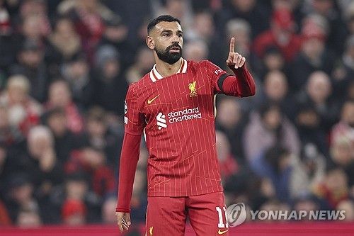 글로벌 매체 스포츠 바이블은 29일(한국시간) 리버풀과의 계약이 곧 만료되는 모하메드 살라가 사우디 프로리그로부터 크리스티아누 호날두(알나스르)의 급여를 넘을 수도 있는 엄청난 제안을 받을 수도 있다고 보도했다. 전설적인 축구선수 호날두는 현재 알나스르에서 연봉 1억 7700만 파운드(약 3136억원)를 받아 전 세계 축구선수들 중 가장 많은 급여를 받고 있는 것으로 알려졌다. 연합뉴스