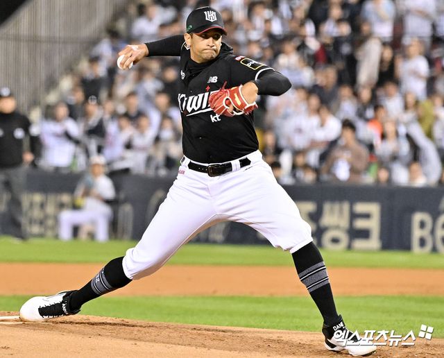KT 위즈 외인 투수 윌리엄 쿠에바스가 올해 포스트시즌 두산 베어스와의 와일드카드 결정전 1차전에 선발 등판해 투구하고 있다. KT는 29일 쿠에바스와 총액 150만 달러에 재계약하며 7년 연속 동행을 확정했다. 엑스포츠뉴스 DB