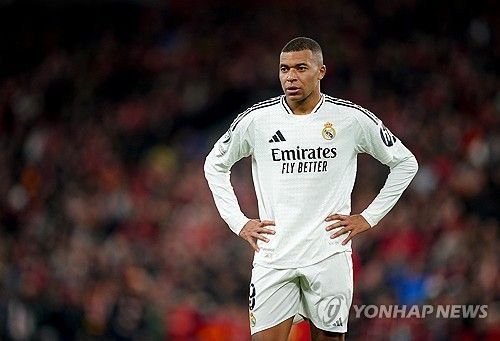 킬리안 음바페가 커리어 대위기를 맞았다. 파리 생제르맹(PSG)에서 레알 마드리드로 이적한 후 극도로 부진하더니 급기야 왕따설에 휘말렸다.&nbsp;비니시우스가 부상으로 빠졌던 리버풀전은 음바페가 자신의 가치를 증명할 절호의 기회이기도 했으나 음바페는 페널티킥을 실축하고 여러차례 기회를 낭비하는 등 부진한 모습으로 팬들에게 실망을 안기고 말았다. 연합뉴스