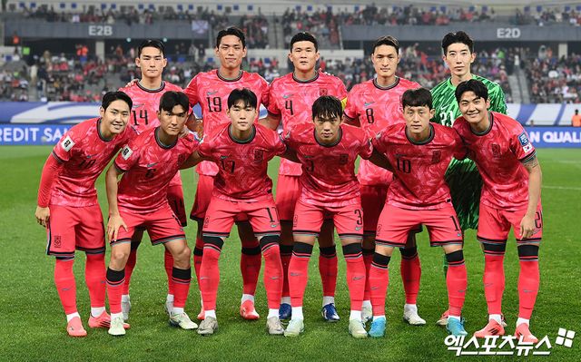 국제축구연맹(FIFA)이 29일(한국시간) 발표한 남자축구 세계 랭킹에 따르면 홍명보가 감독이 이끄는 대한민국 축구대표팀은 1천585.45점을 기록해 지난달 22위에서 한 계단 내려가 23위에 자리했다. 반면에 라이벌 일본은 지난달에 이어 FIFA 랭킹 15위 자리를 유지했다. 신태용 감독이 이끄는 인도네시아는 5계단 상승해 125위를 기록했다. 엑스포츠뉴스DB