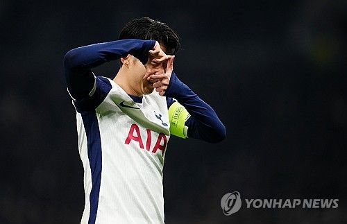 영국 현지에서 손흥민의 골문 앞 기량이 예전보다 뒤떨어지고 있다며 의문을 제기하고 있다. 토트넘 소식을 다루는 홋스퍼HQ는 30일(한국시간) '손흥민의 골 결정력 부진은 부상 탓이다. 시즌 초반 손흥민은 골을 넣는 걸 힘들어 하고 있다. 골문 앞에서의 힘겨운 활약으로 인해 그의 기량에 대한 의문이 제기되고 있다'고 전했다. 연합뉴스