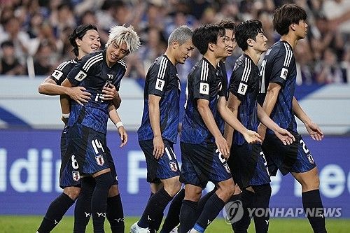 국제축구연맹(FIFA)이 29일(한국시간) 발표한 남자축구 세계 랭킹에 따르면 홍명보가 감독이 이끄는 대한민국 축구대표팀은 1천585.45점을 기록해 지난달 22위에서 한 계단 내려가 23위에 자리했다. 반면에 라이벌 일본은 지난달에 이어 FIFA 랭킹 15위 자리를 유지했다. 신태용 감독이 이끄는 인도네시아는 5계단 상승해 125위를 기록했다. 연합뉴스