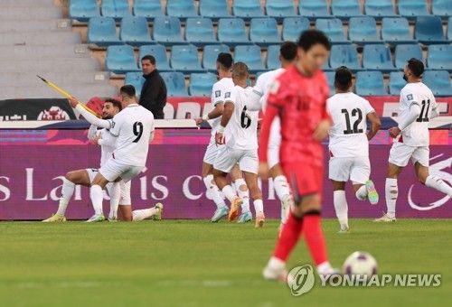 국제축구연맹(FIFA)이 29일(한국시간) 발표한 남자축구 세계 랭킹에 따르면 홍명보가 감독이 이끄는 대한민국 축구대표팀은 1천585.45점을 기록해 지난달 22위에서 한 계단 내려가 23위에 자리했다. 반면에 라이벌 일본은 지난달에 이어 FIFA 랭킹 15위 자리를 유지했다. 신태용 감독이 이끄는 인도네시아는 5계단 상승해 125위를 기록했다. 연합뉴스