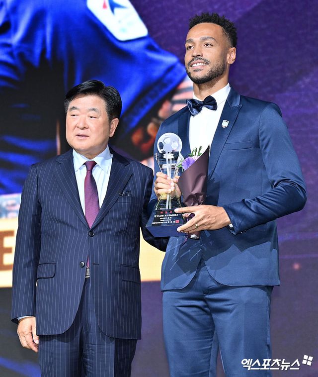 29일 오후 서울 홍은동 스위스그랜드호텔에서 열린 'K리그 대상 시상식'에서 K리그2 촤다 득점상을 수상한 천안시티FC 모따가 기념촬영을 갖고 있다.&nbsp;홍은동, 김한준 기자