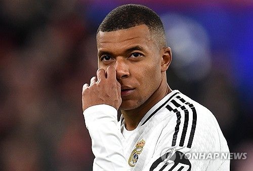 킬리안 음바페가 커리어 대위기를 맞았다. 파리 생제르맹(PSG)에서 레알 마드리드로 이적한 후 극도로 부진하더니 급기야 왕따설에 휘말렸다.&nbsp;비니시우스가 부상으로 빠졌던 리버풀전은 음바페가 자신의 가치를 증명할 절호의 기회이기도 했으나 음바페는 페널티킥을 실축하고 여러차례 기회를 낭비하는 등 부진한 모습으로 팬들에게 실망을 안기고 말았다. 연합뉴스