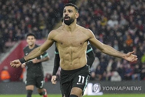 글로벌 매체 스포츠 바이블은 29일(한국시간) 리버풀과의 계약이 곧 만료되는 모하메드 살라가 사우디 프로리그로부터 크리스티아누 호날두(알나스르)의 급여를 넘을 수도 있는 엄청난 제안을 받을 수도 있다고 보도했다. 전설적인 축구선수 호날두는 현재 알나스르에서 연봉 1억 7700만 파운드(약 3136억원)를 받아 전 세계 축구선수들 중 가장 많은 급여를 받고 있는 것으로 알려졌다. 연합뉴스