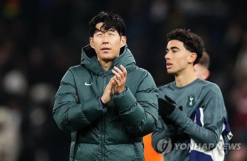 글로벌 매체 디 애슬레틱은 29일(한국시간) 손흥민과 벤 데이비스 모두 다음 시즌에도 토트넘 홋스퍼에 남을 거라고 보도했다. 손흥민과 데이비스 모두 계약 기간이 2025년 6월에 만료되는데 1년 연장할 수 있는 옵션이 있다. 토트넘은 팀의 베테랑인 두 선수의 연장 조항을 모두 발동해 계약 기간을 2026년 6월까지 늘릴 계획이다. 연합뉴스