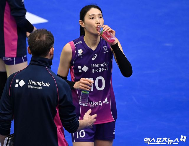 30일 오후 경기도 수원실내체육관에서 열린 ‘도드람 2023-2024 V-리그’ 현대건설과 흥국생명의 챔피언결정전 2차전 경기, 현대건설이 흥국생명에 3:2(23-25, 25-21, 21-25, 25-17, 15-13)로 승리하며 통합우승에 단 1승을 남겨뒀다. 경기종료 후 흥국생명 김연경이 물을 마시고 있다. 엑스포츠뉴스 DB