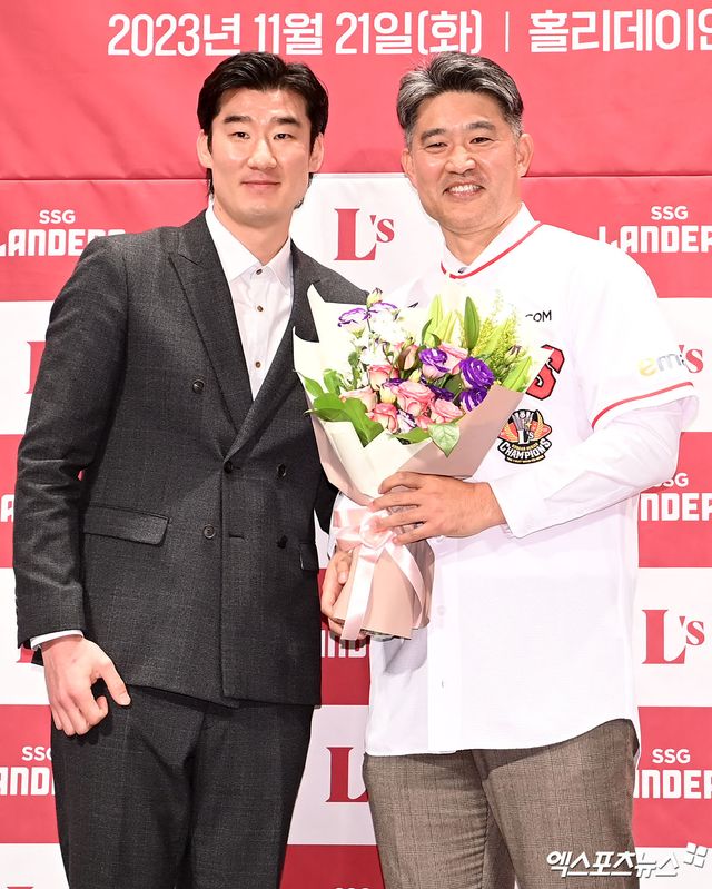 21일 오후 인천 홀리데이인 인천 송도에서 SSG랜더스 제9대 이숭용 감독 취임식이 열렸다. 이날 취임식에 참석한 SSG 이숭용 감독이 오태곤과 함께 포즈를 취하고 있다. 엑스포츠뉴스 DB